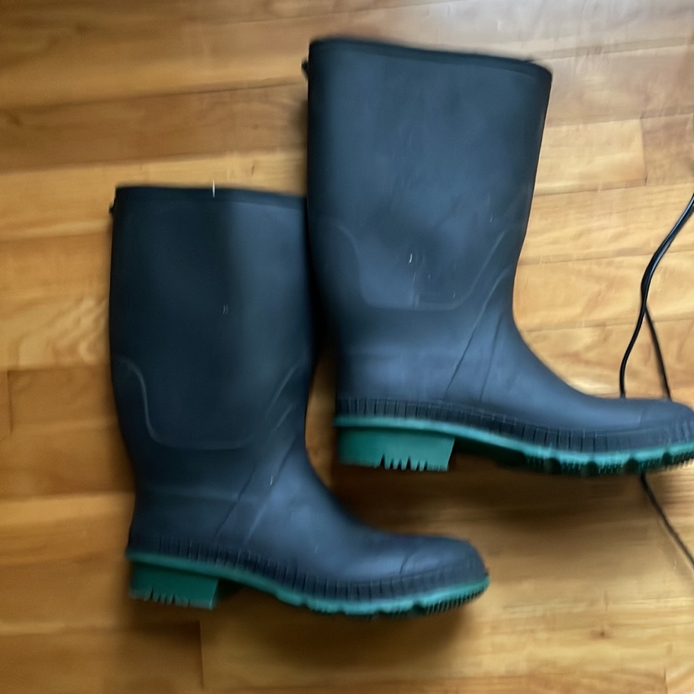 Women’s size 12 (Narrow) rubber rain boots Made in USA